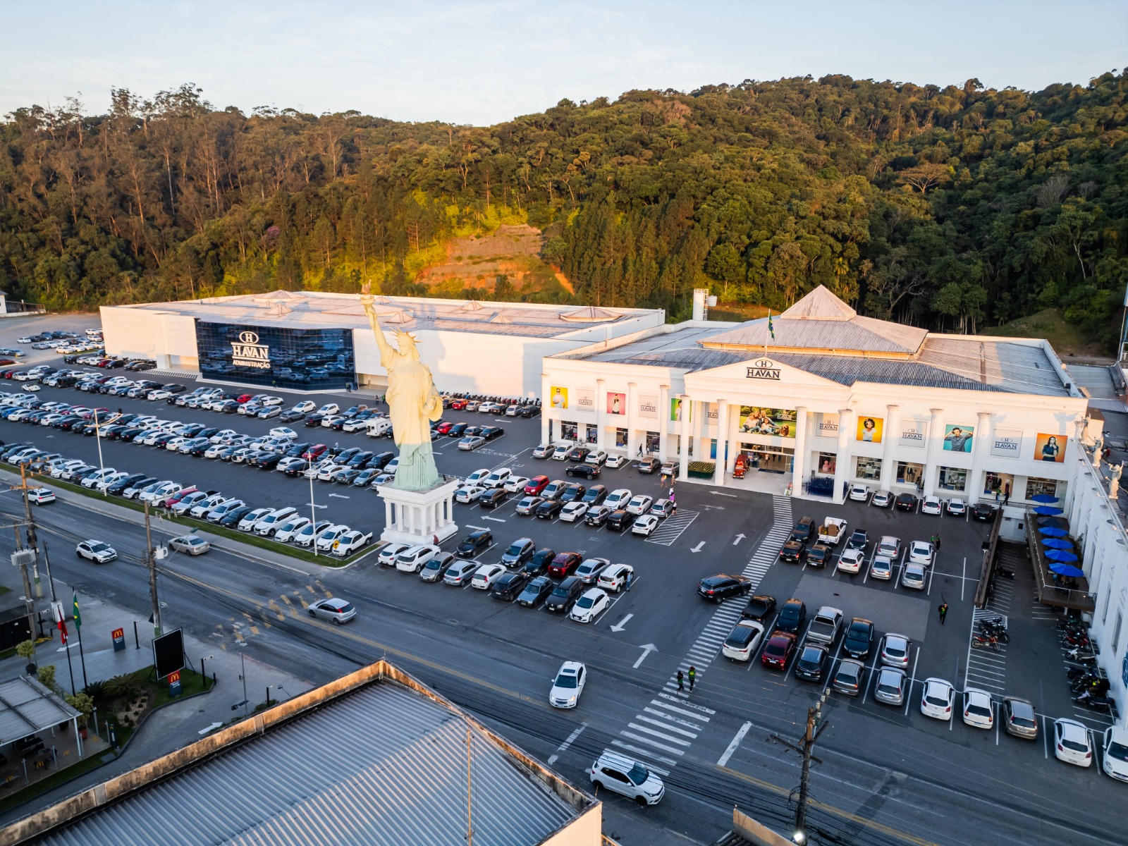 Havan transmitirá Santo Rosário do Frei Gilson no estacionamento da loja de Brusque, neste sábado